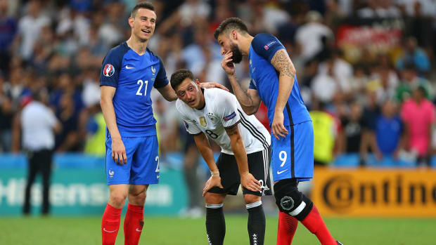 koscielny-giroud-ozil-arsenal.jpg